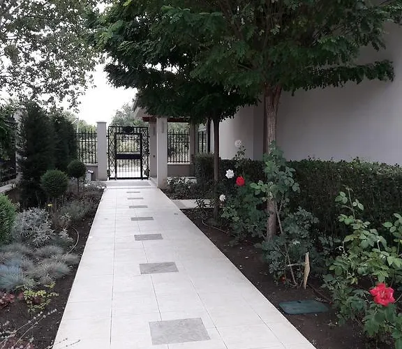 Stella Udacha & * Σάνι Μπιτς